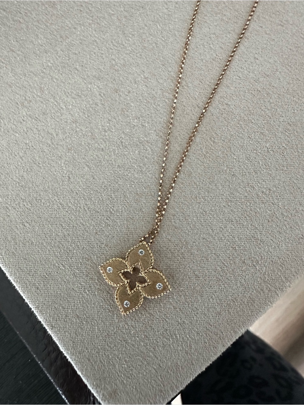 Roberto Coin Venetian Princess 18kt Rose Gold Pendant with Black/white diamonds - Picture 5 of 5